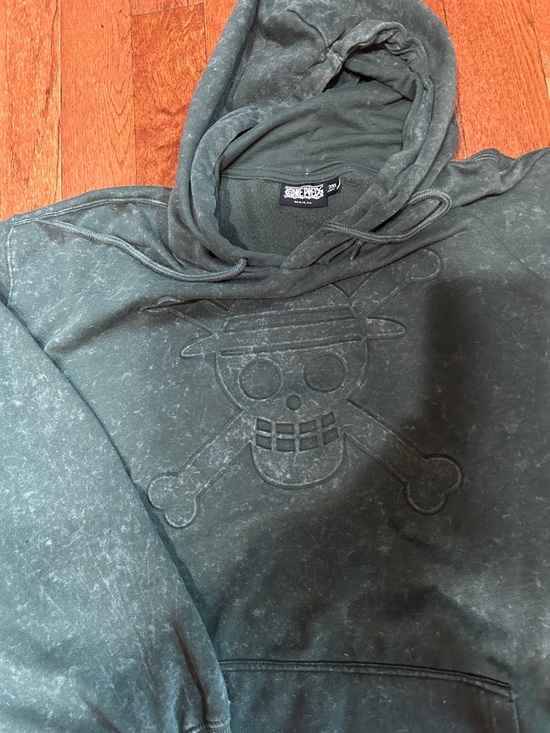 one piec Other - Washed Black Crewneck Hoodie with Embossed Skull Graphic